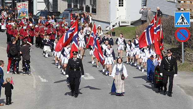 Nyhetsklipp: To hedersmenn i toget - 18/05-2015